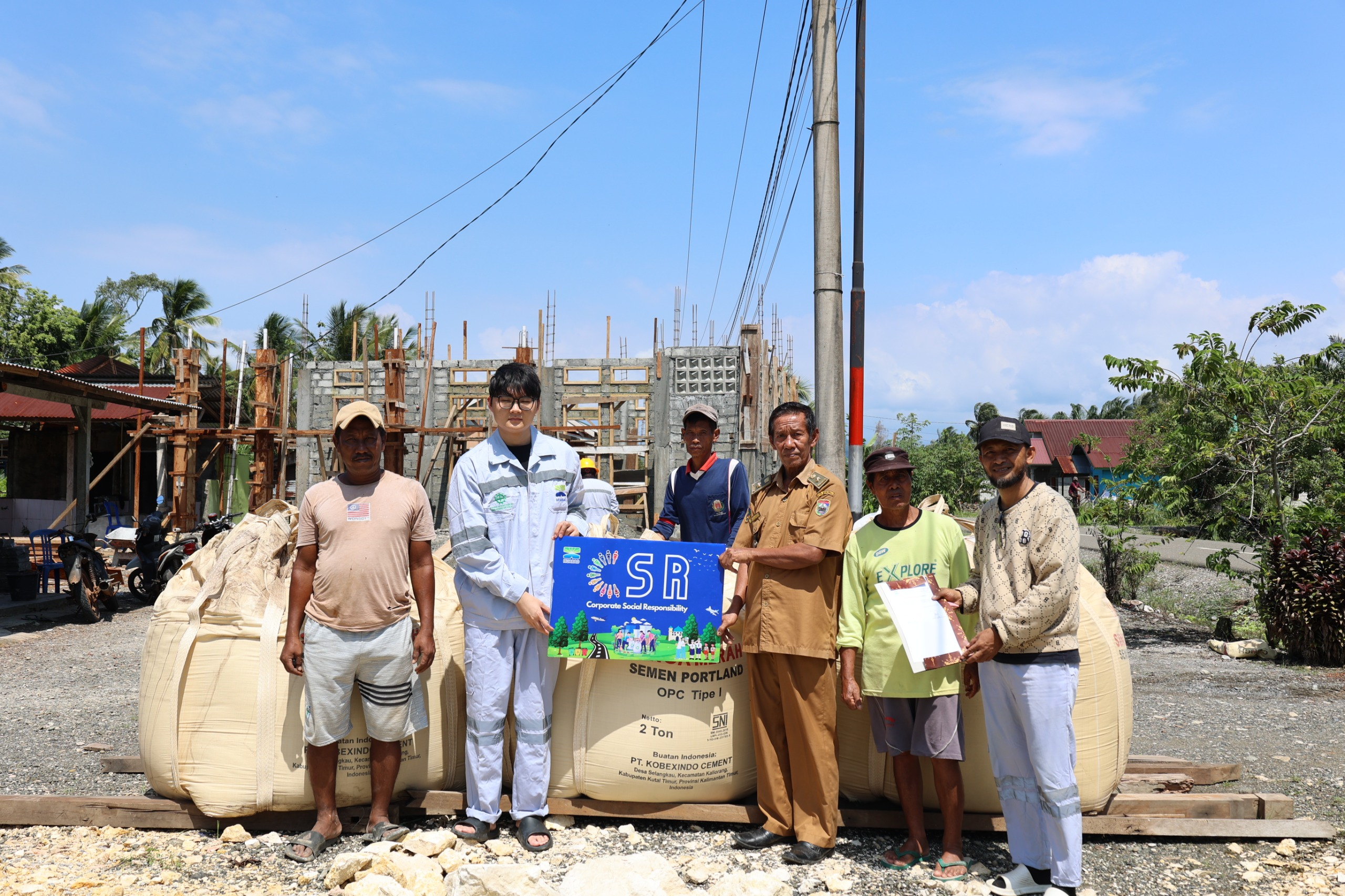 Dukung Sarana Pendidikan dan Keagamaan, Huabao Salurkan 8 Ton Semen melalui Program CSR